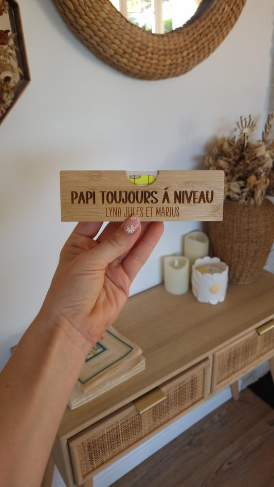 Niveau en bois personnalisé – Le cadeau original pour les papas et papis bricoleurs !