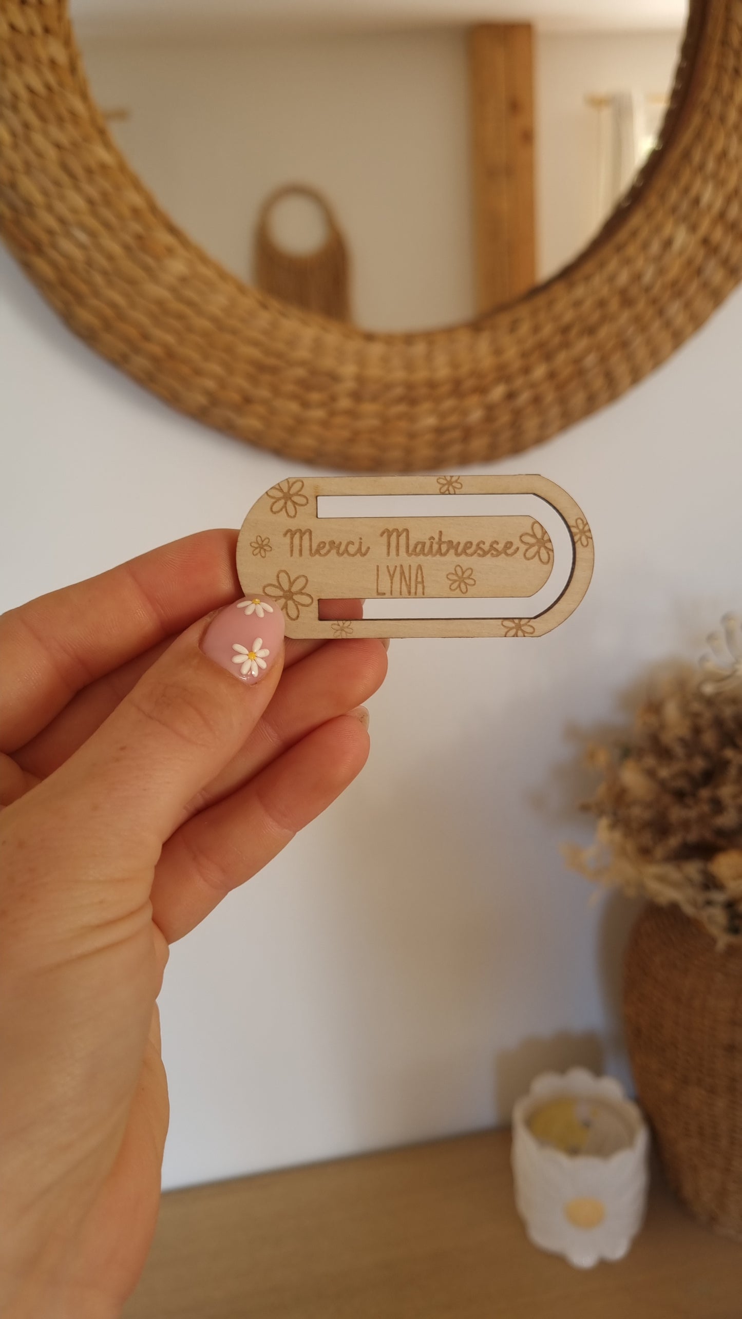 Un joli marque-page en bois pour une maîtresse qui a marqué l’année