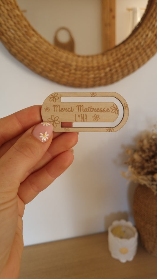Un joli marque-page en bois pour une maîtresse qui a marqué l’année