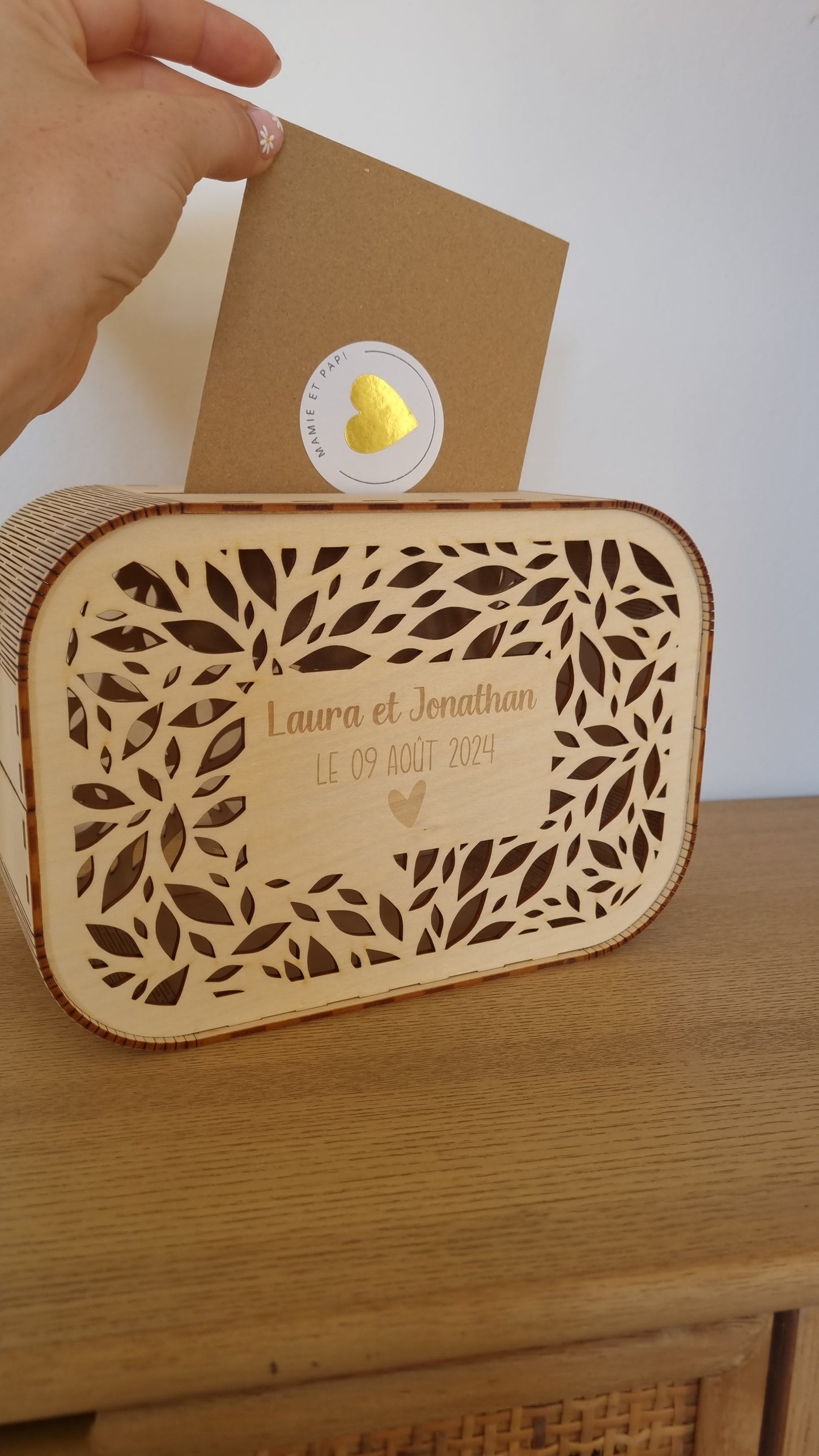 Urne de mariage personnalisable en bois – Un écrin unique pour vos précieux souvenirs