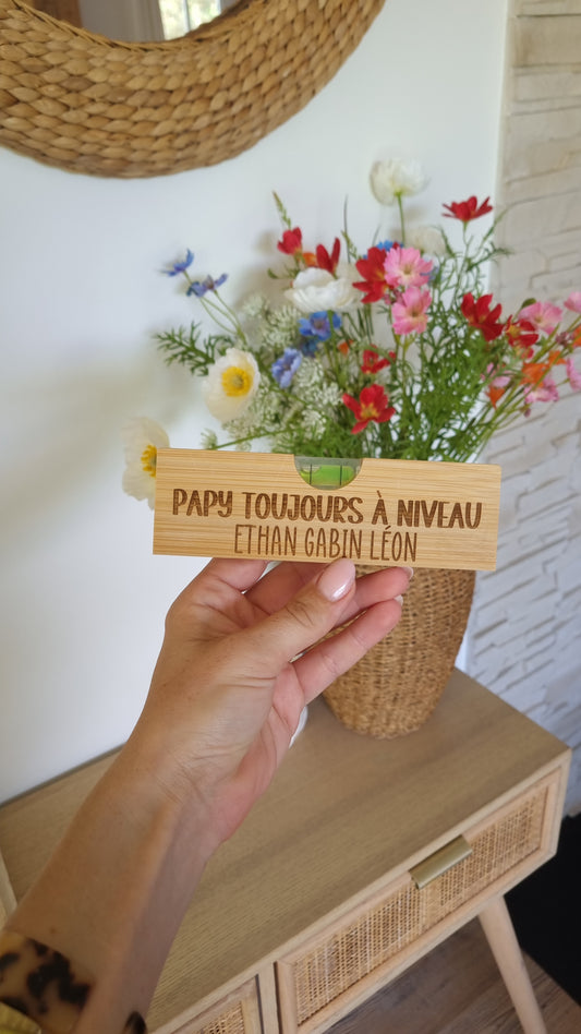 Niveau en bois personnalisé – Le cadeau original pour les papas et papis bricoleurs !