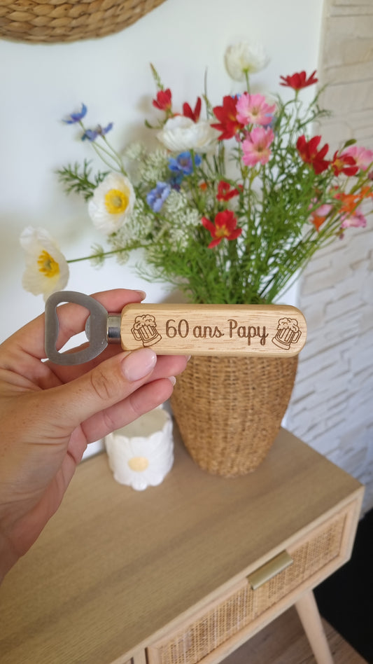 Décapsuleur personnalisé en bois gravé