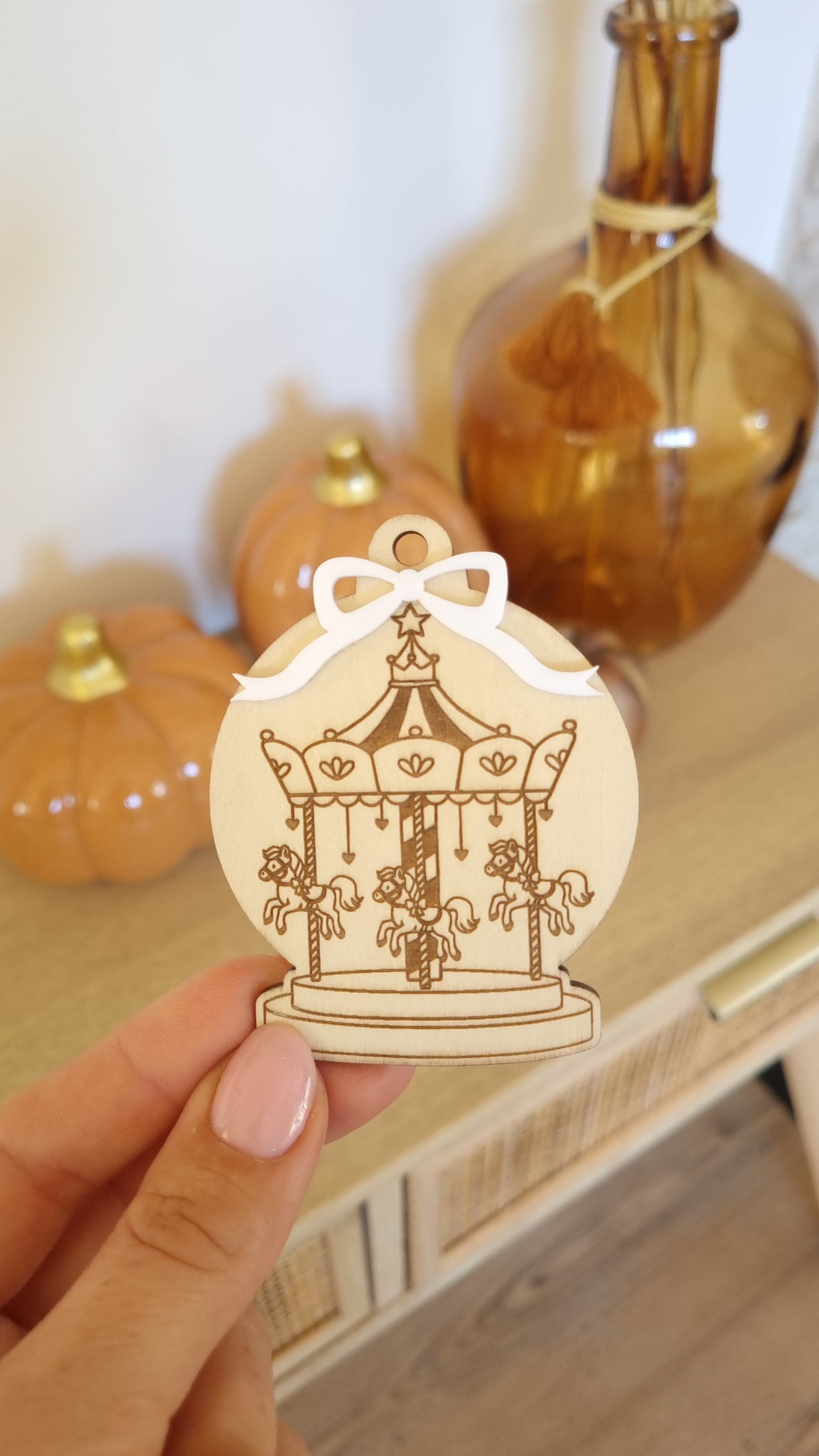 Petite boule de Noël en bois- Modèle Manège