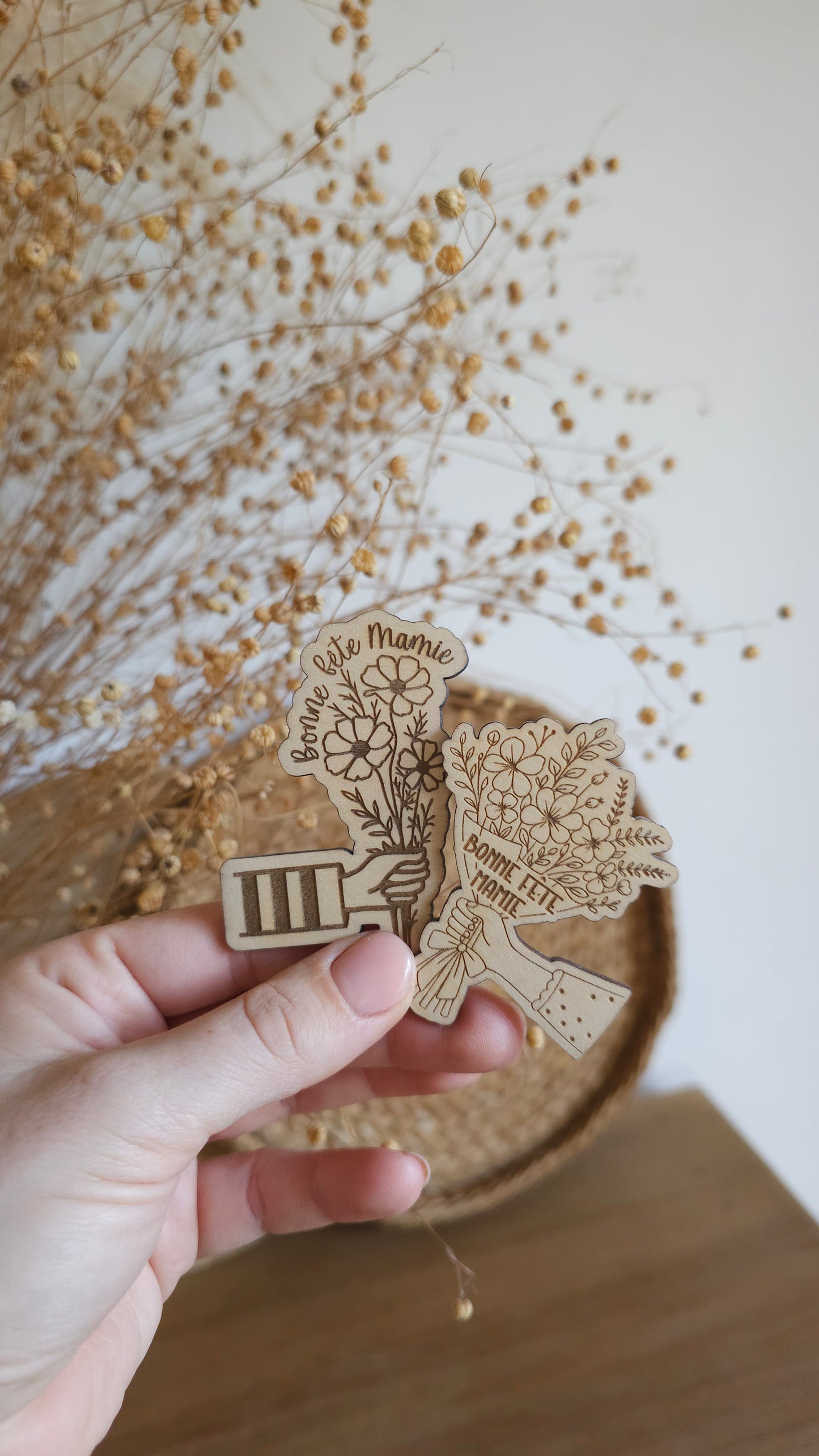 Aimants en bois personnalisés – Main tenant un bouquet pour la Fête des Mamies