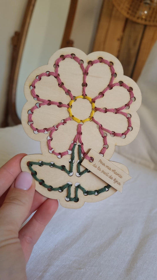 Kit DIY fleurs à Broder - Créez un Cadeau Unique et Personnalisé - Maîtresse - Mamie - Maman - Broderie enfants