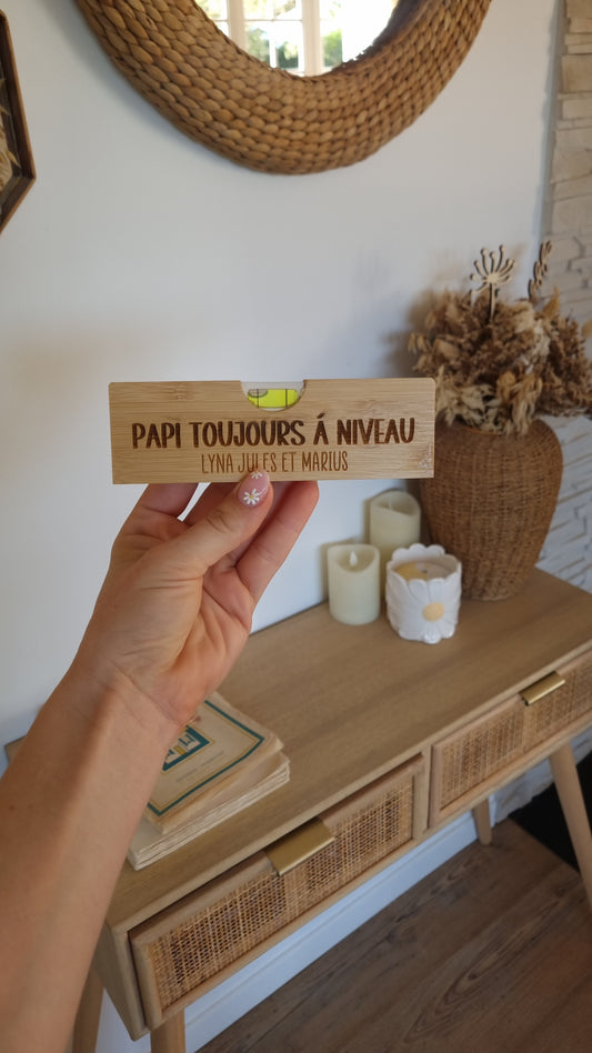 Niveau en bois personnalisé – Le cadeau original pour les papas et papis bricoleurs !