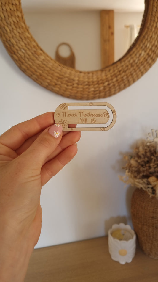 Un joli marque-page en bois pour une maîtresse qui a marqué l’année