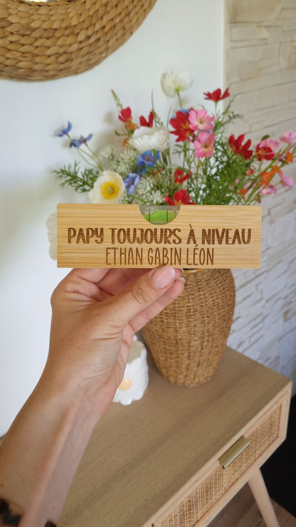 Niveau en bois personnalisé – Le cadeau original pour les papas et papis bricoleurs !