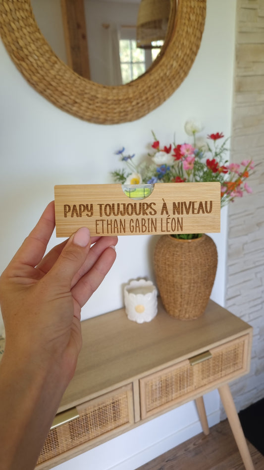 Niveau en bois personnalisé – Le cadeau original pour les papas et papis bricoleurs !