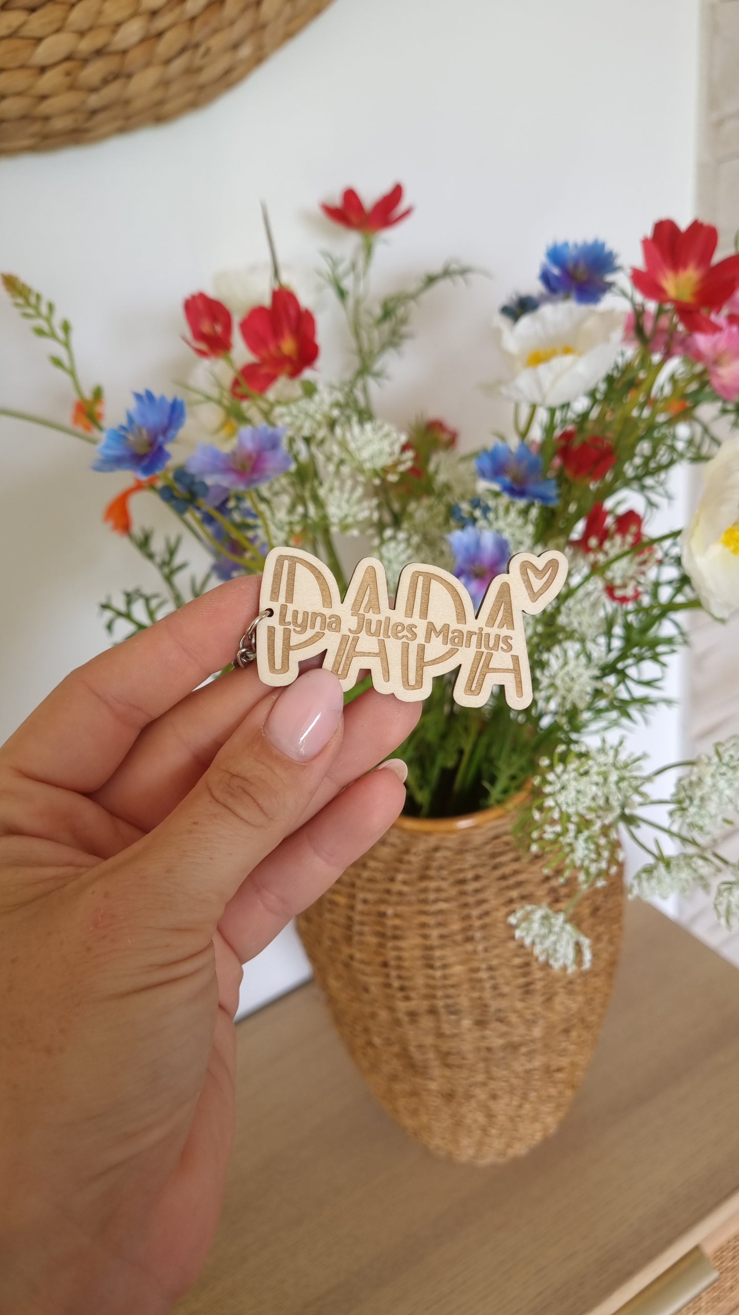 Un petit objet, un grand souvenir : le porte-clé en bois personnalisé pour la fête des pères