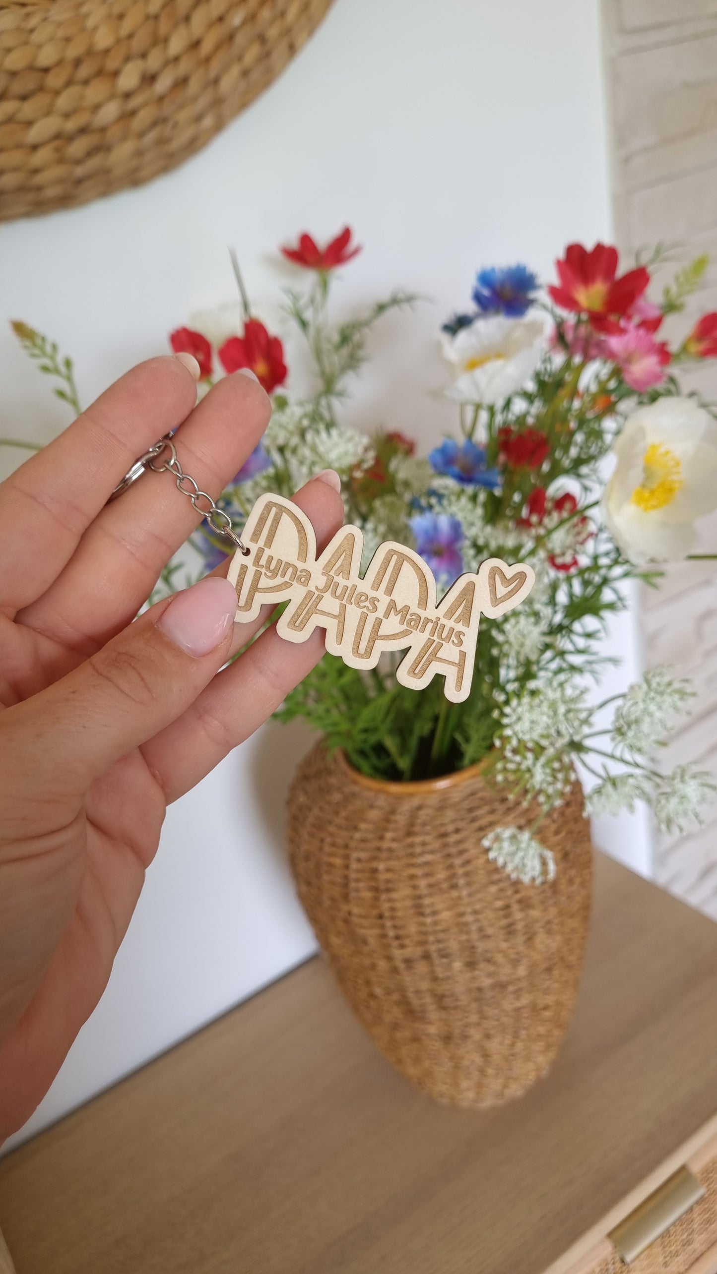 Un petit objet, un grand souvenir : le porte-clé en bois personnalisé pour la fête des pères
