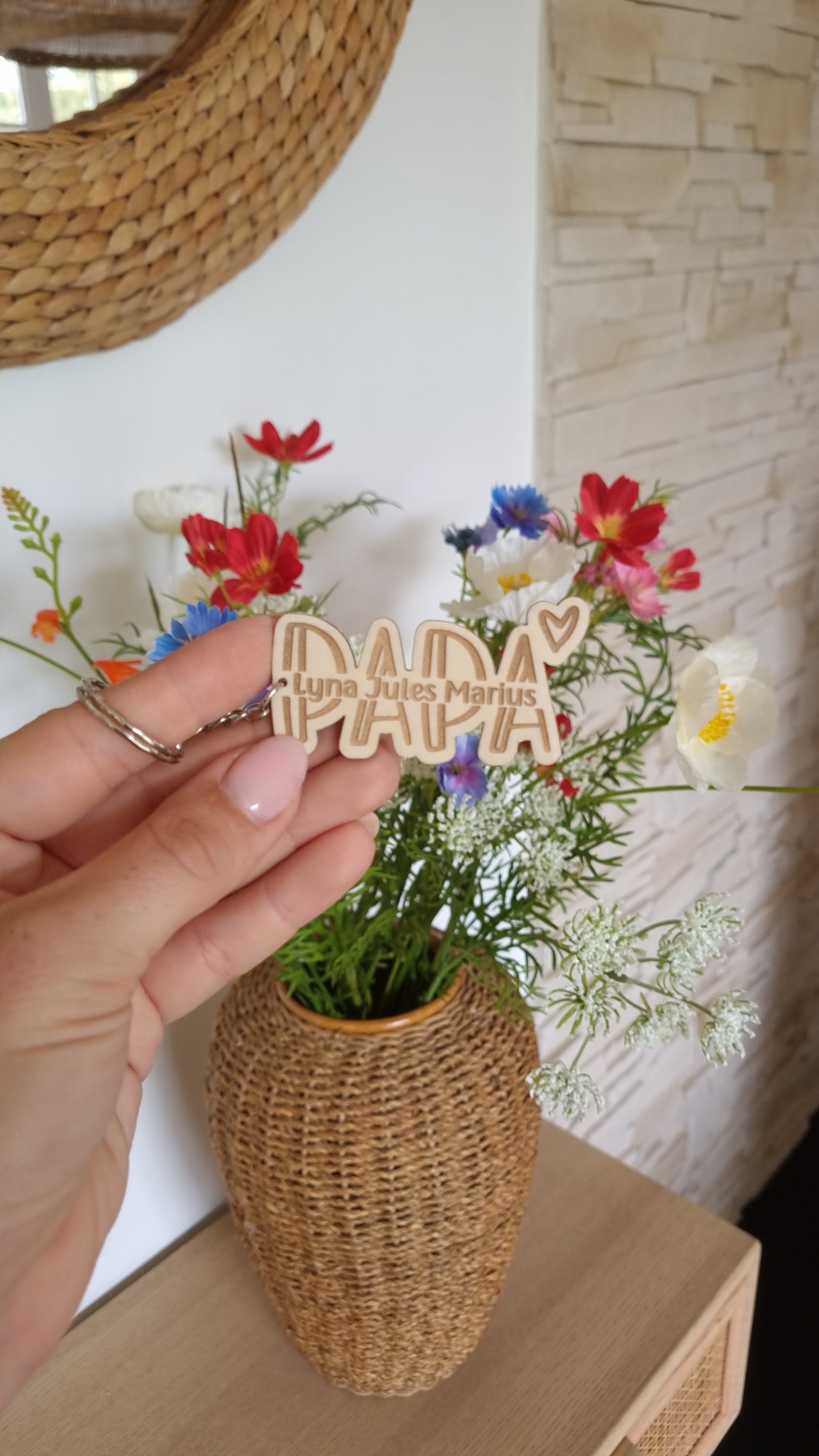 Un petit objet, un grand souvenir : le porte-clé en bois personnalisé pour la fête des pères