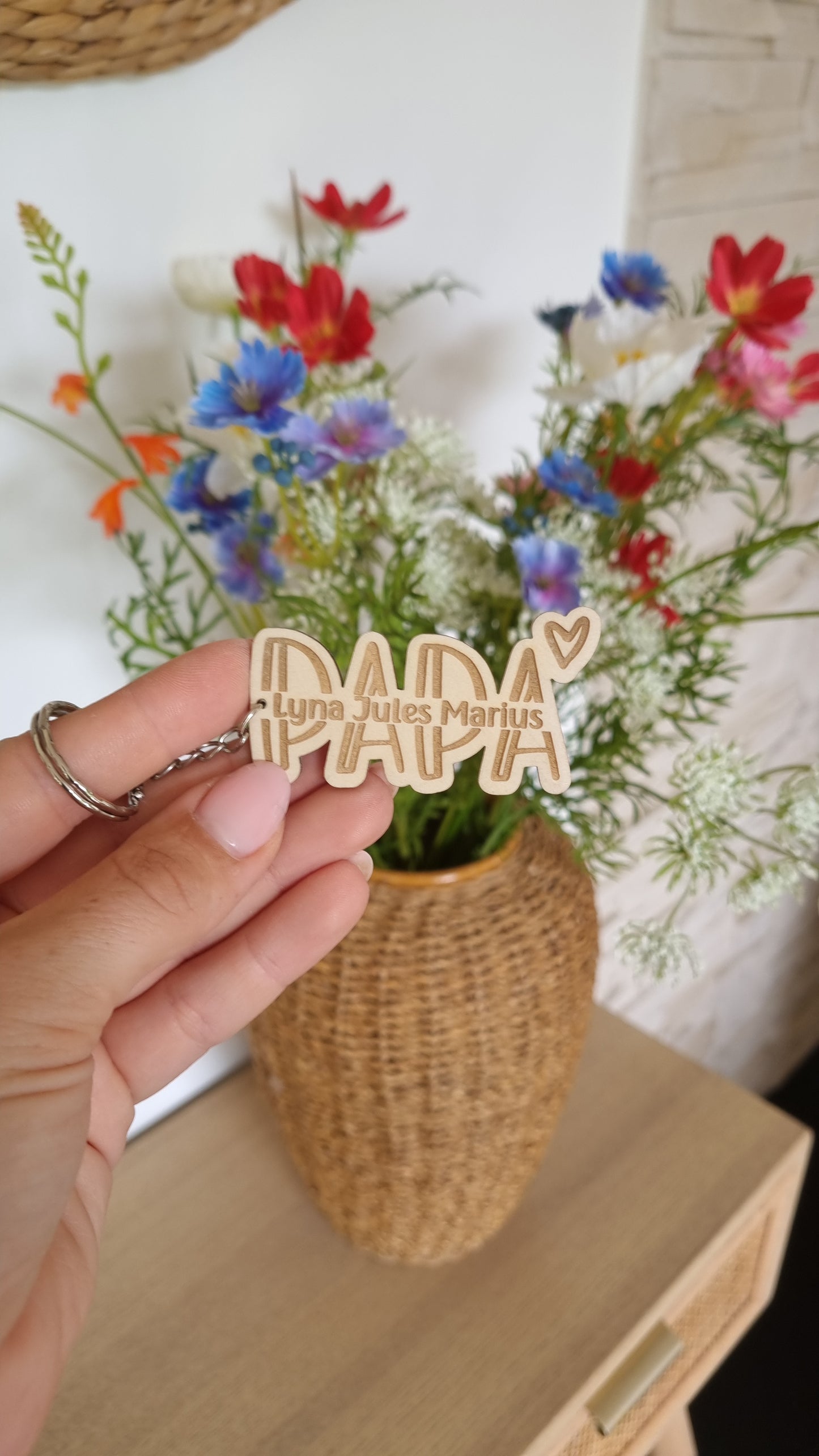 Un petit objet, un grand souvenir : le porte-clé en bois personnalisé pour la fête des pères