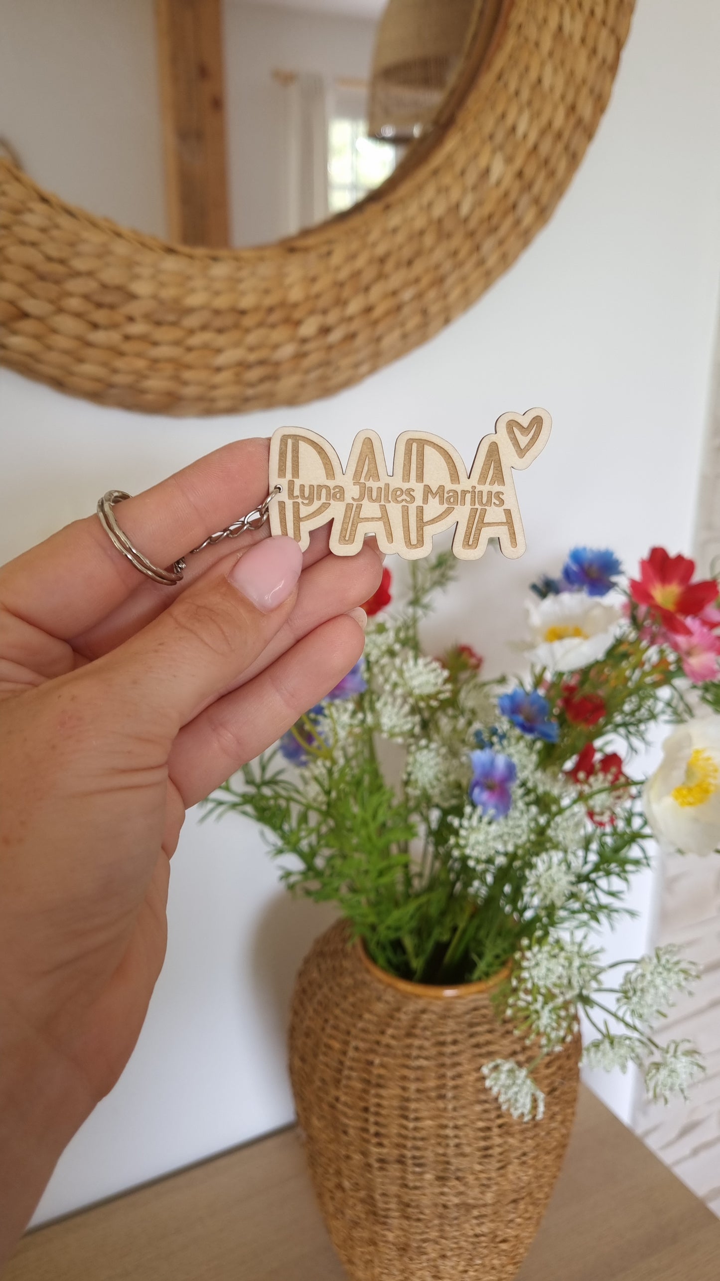 Un petit objet, un grand souvenir : le porte-clé en bois personnalisé pour la fête des pères