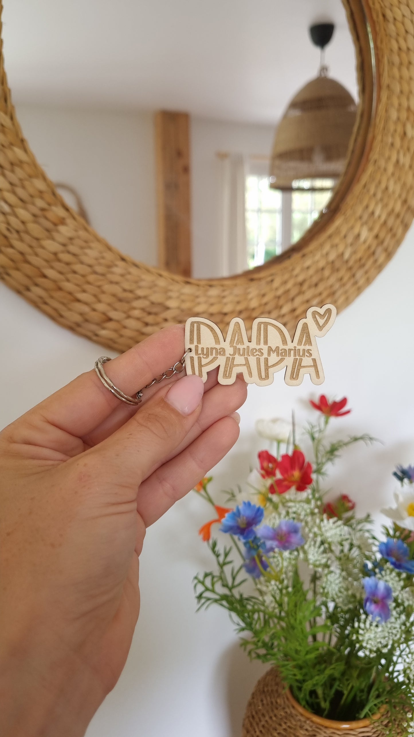 Un petit objet, un grand souvenir : le porte-clé en bois personnalisé pour la fête des pères