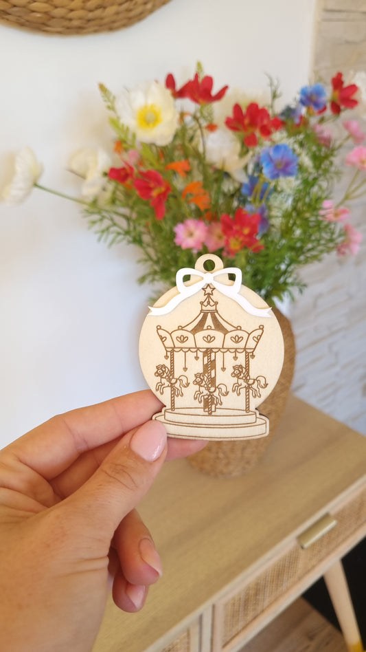 Petite boule de Noël en bois- Modèle Manège