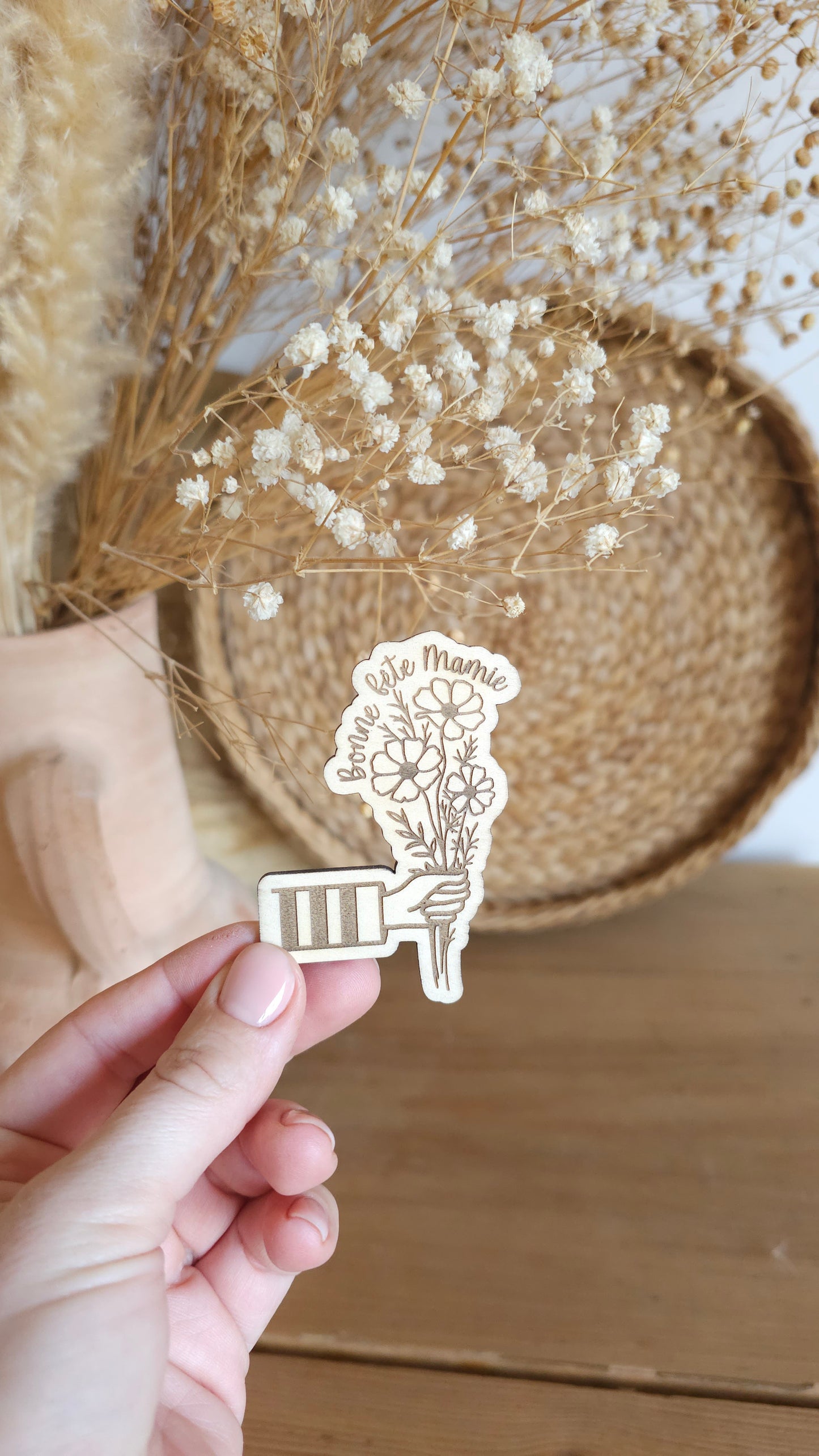 Aimants en bois personnalisés – Main tenant un bouquet pour la Fête des Mamies
