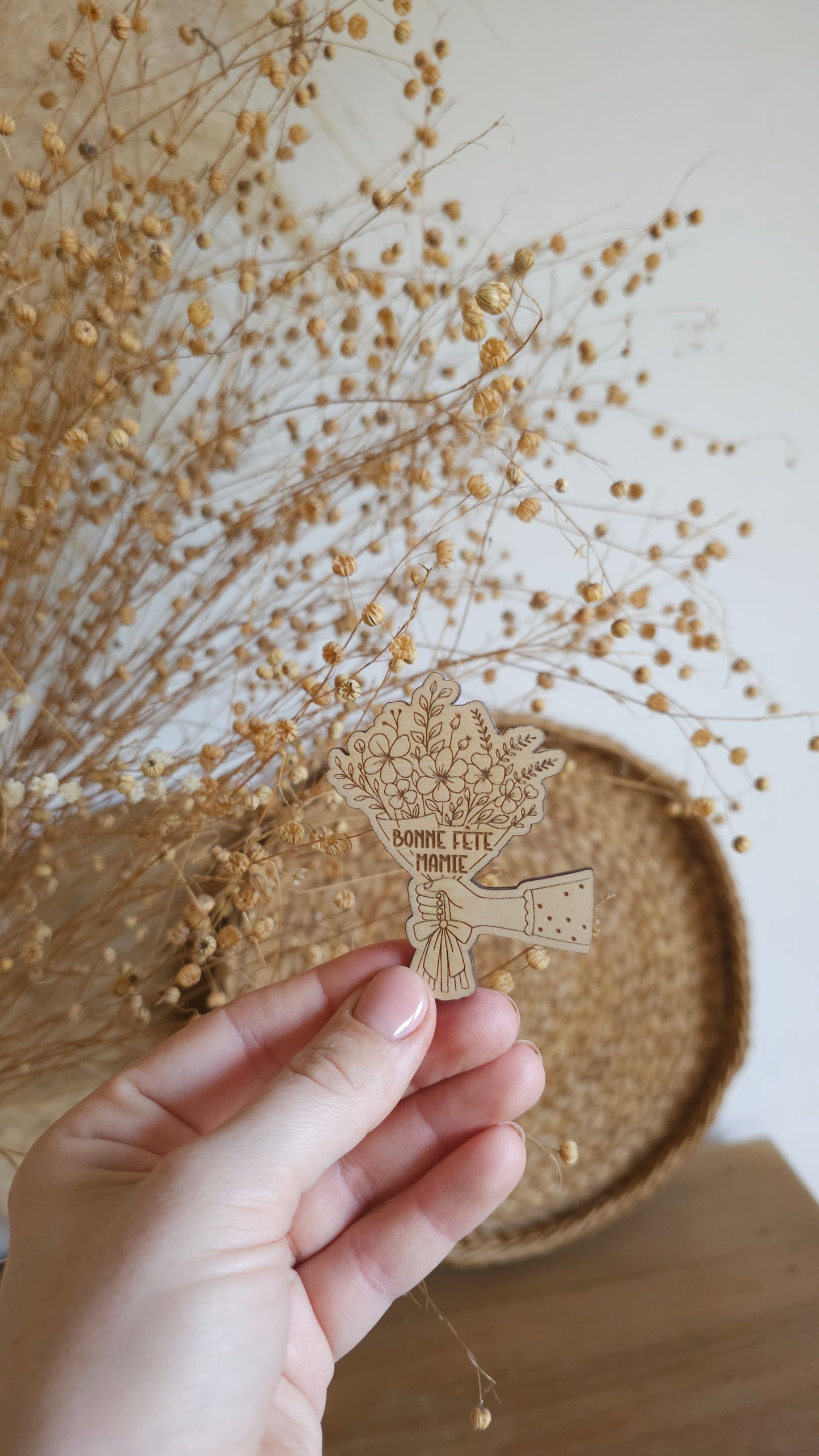 Aimants en bois personnalisés – Main tenant un bouquet pour la Fête des Mamies