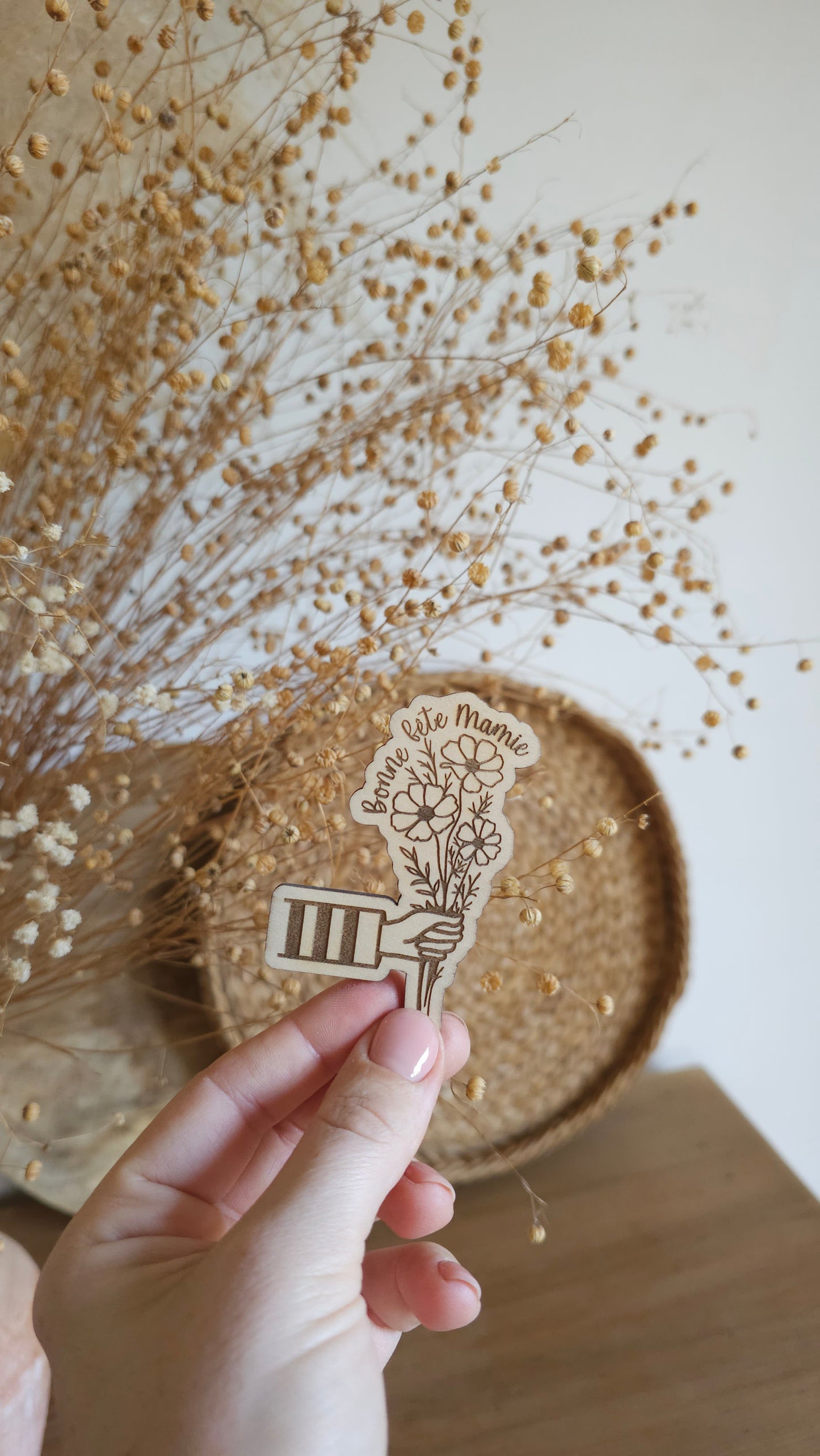 Aimants en bois personnalisés – Main tenant un bouquet pour la Fête des Mamies