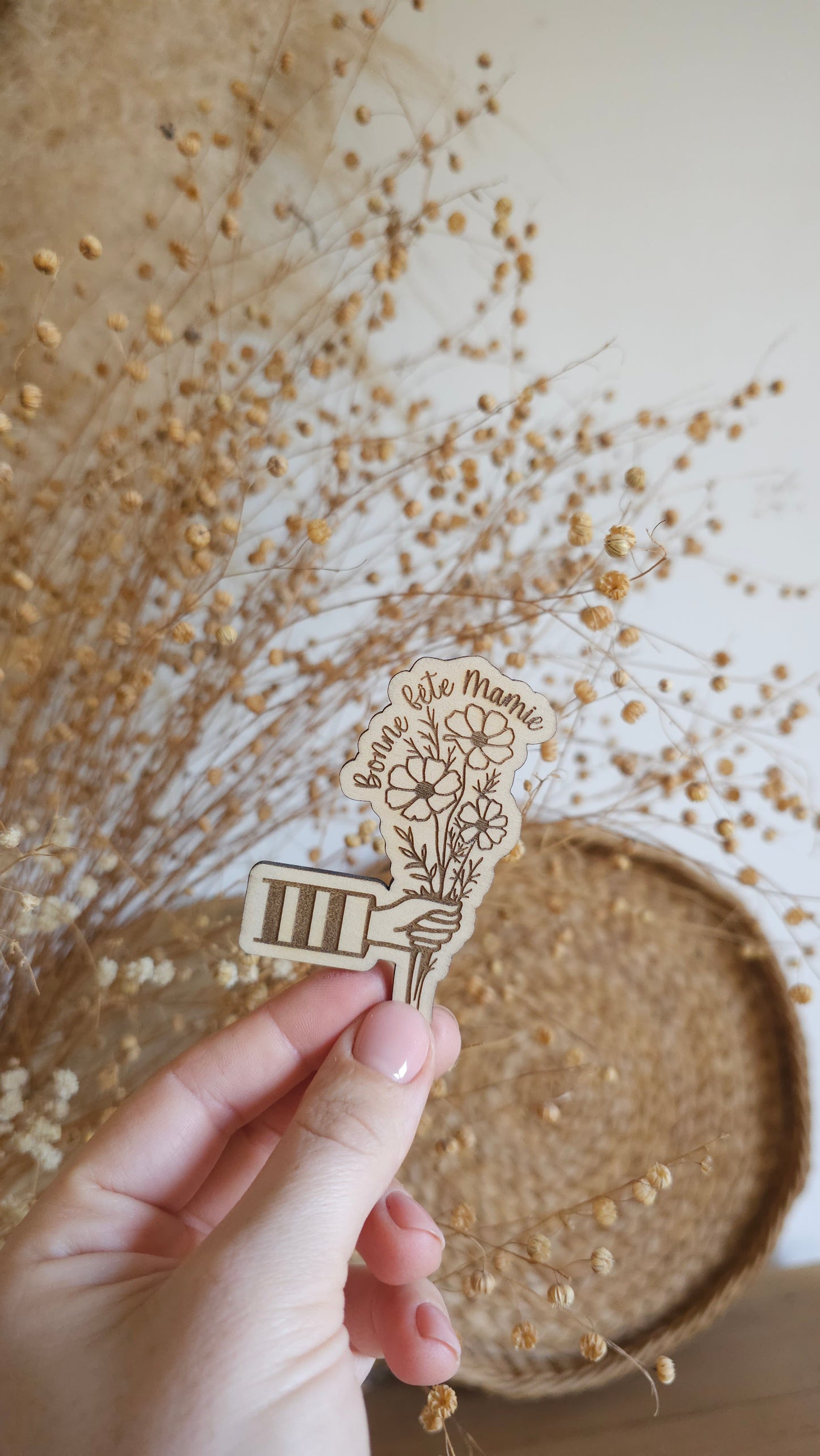Aimants en bois personnalisés – Main tenant un bouquet pour la Fête des Mamies
